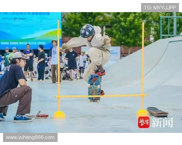 南京滑板队逆袭城市马拉松展现青春活力与拼搏精神 南京滑板队逆袭城市马拉松展现青春活力与拼搏精神